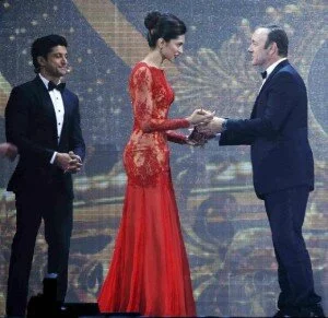 Spacey presents Padukone her IIFA 2014 Best Actress Award while Best Actor Award winner Akhtar looks on during the 15th IIFA Awards in Tampa